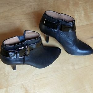 Sofft Size 7M Black Leather Booties w/Patent strap EUC